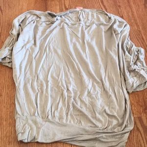 Maternity top sleeves are up to elbow